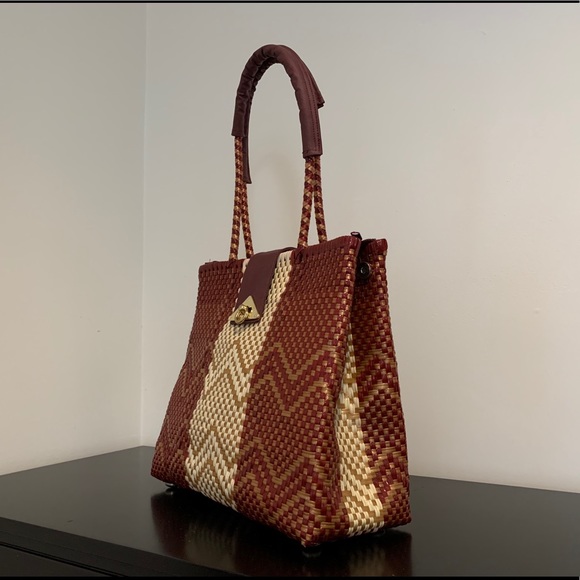 HANDWOVEN PLASTIC TOTE BAG MADE IN OAXACA MEX. - Picture 2 of 3